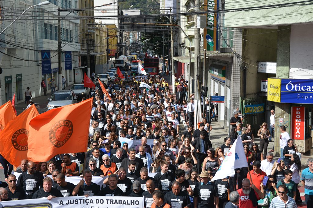 Capitais têm manifestações em defesa da JT e contra reformas em dia de greve geral no país