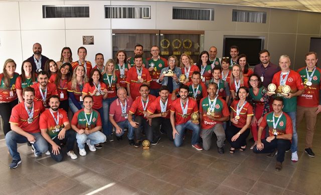 Delegação do TRT-RS conquista tricampeonato na Olimpíada da JT e recebe homenagem da presidente